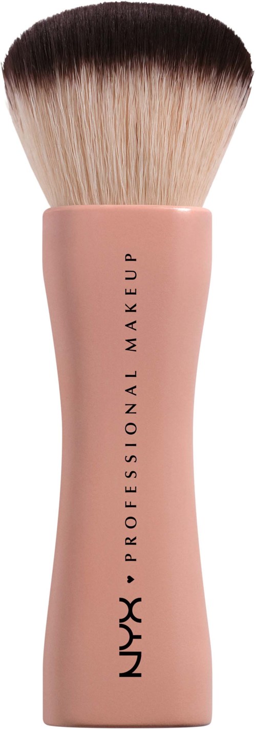Iso meikkisivellin, jossa on vaaleanpunainen kahva, jossa lukee "NYX PROFESSIONAL MAKEUP." Harjakset ovat pehmeät ja ruskeat.