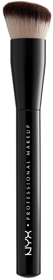 En svart makeup-borste med vitt text, mjuka borst, och ett elegant handtag, används för att applicera puder eller rouge.