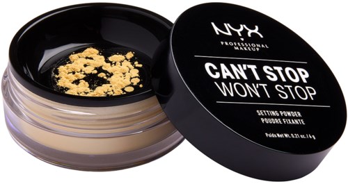 En rund behållare av NYX-inställningspuder med svart lock, delvis öppen, som visar gult puder inuti.