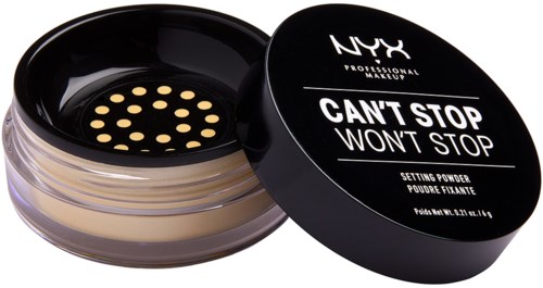 En rund behållare med puder med svart lock och vit text, märkt "NYX Can't Stop Won't Stop."