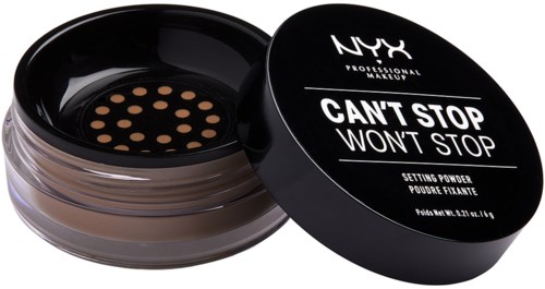 En rund beholder med NYX settingpudder med svart lokk, kalt "Can't Stop Won't Stop," delvis åpen for å vise pudderet.
