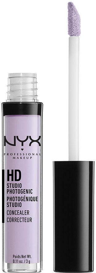 En NYX concealer med en lila nyans och en applikatorvagga, svart lock och genomskinlig kropp som visar produkten.
