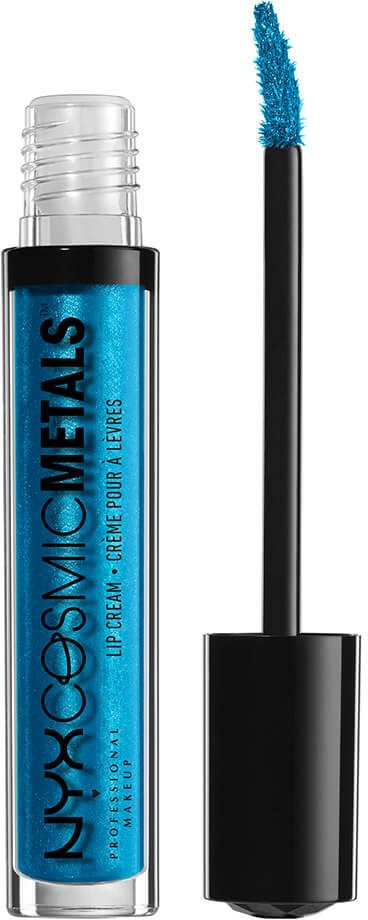Sininen huulikiilto putkiloppu ja sieni, merkattu 'NYX Cosmic Metals.'