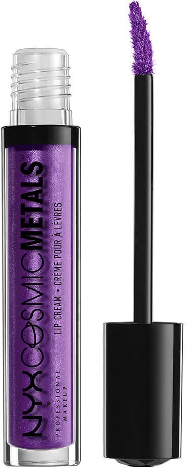 Violetti huulikiilto mustalla varrella ja violetilla sudilla. Tekstissä lukee "NYX Cosmic Metals."