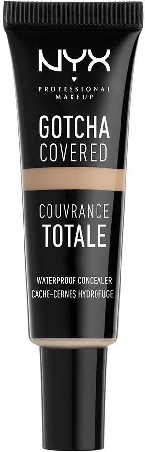 En svart tub med NYX vattentät concealer märkt 'Gotcha Covered' med beige produkt synlig i öppningen.