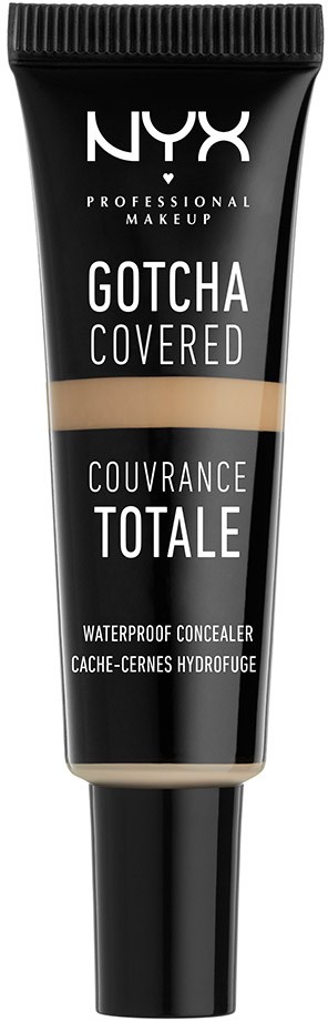 En tub med NYX vattentäta concealer som heter Gotcha Covered, med svart och beige färg och text på.