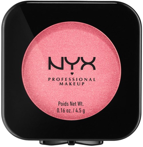 Ett rosa makeup-produkt i en svart kvadratisk förpackning med NYX-logga och viktuppgifter. Det verkar vara rouge eller ögonskugga.