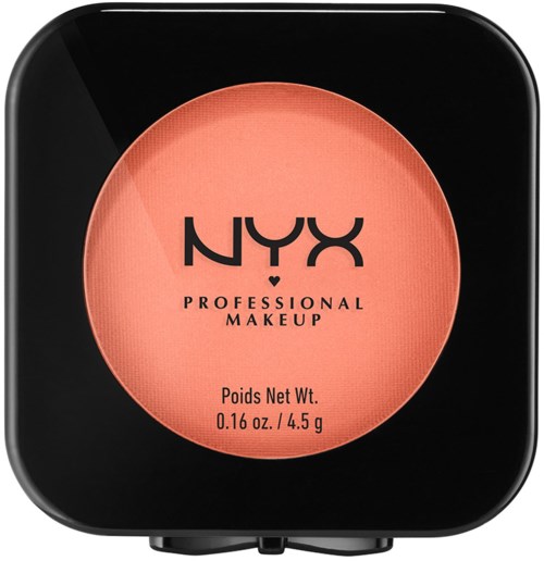 En liten rougebehållare med svart ytterhölje och rosa rouge inuti, märkt NYX Professional Makeup.