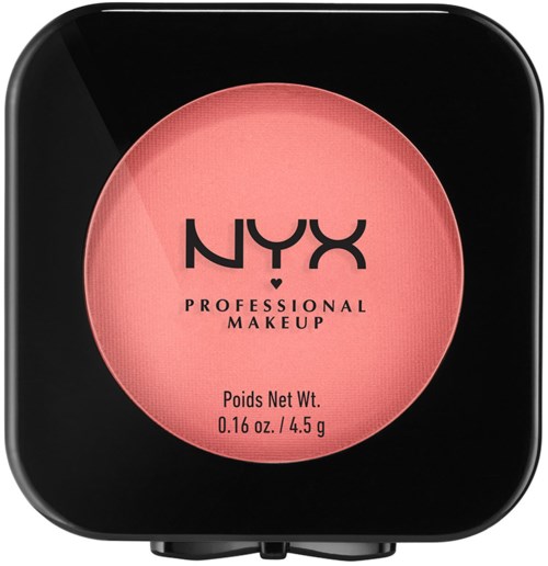 Pink makeuprouge i en svart fyrkantig förpackning med märket NYX och produktuppgifter.