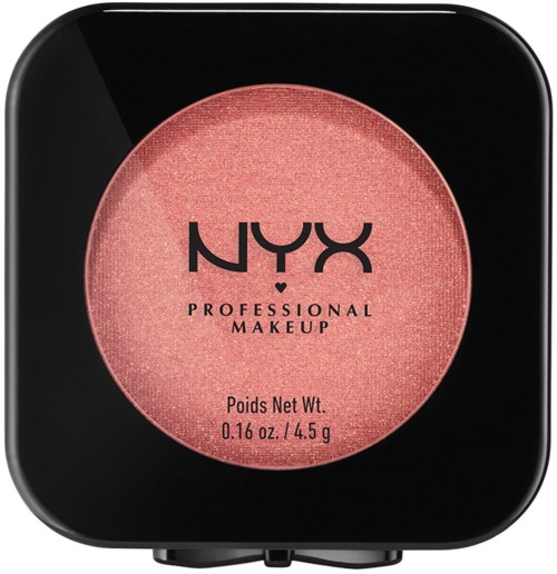 Ett runt rosa sminkprodukt i en svart fyrkantig behållare. Den har svart text som säger NYX och professionell makeup.