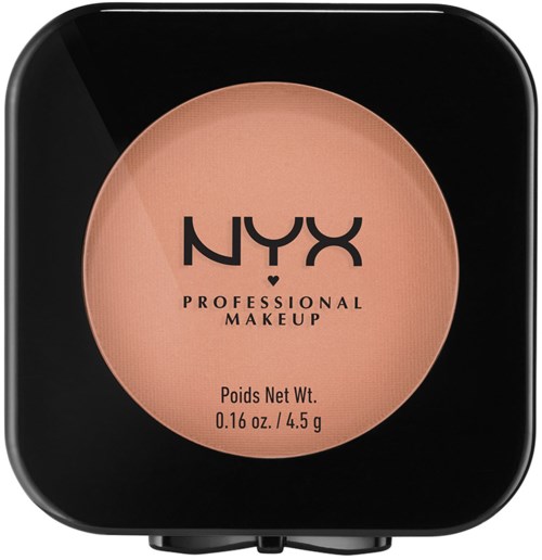 Ett kompakt sminkprodukt från NYX, med beige puder och svart märke på locket.