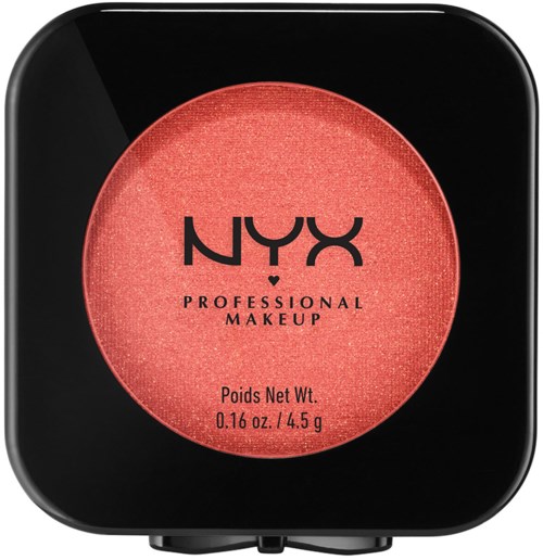 Ett runt, korallfärgat makeup-produkt med NYX-logga och text i ett svart fyrkantigt fodral.