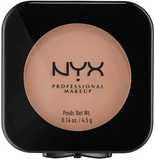 En kompakt fyrkantig makeup-ask med beige puder inuti och NYX Professional Makeup-logga på toppen.
