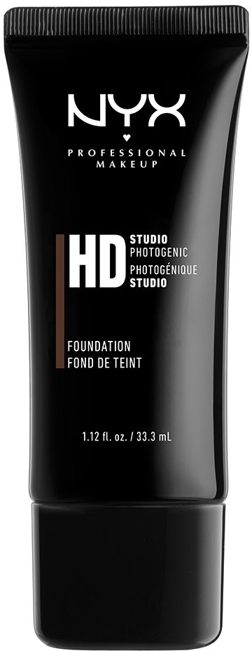 En svart tub med NYX HD Studio Foundation med vitt och brunt text, visar storlek 1,12 fl oz.