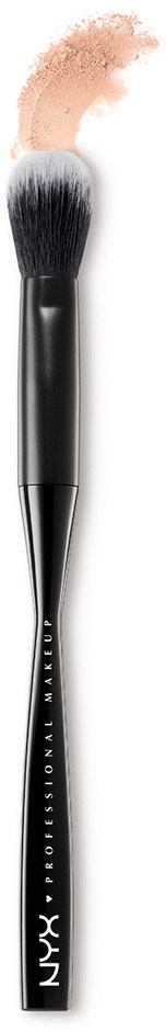 En makeupborste med beige puder som sprids i luften, NYX Professional Makeup-märke på handtaget.