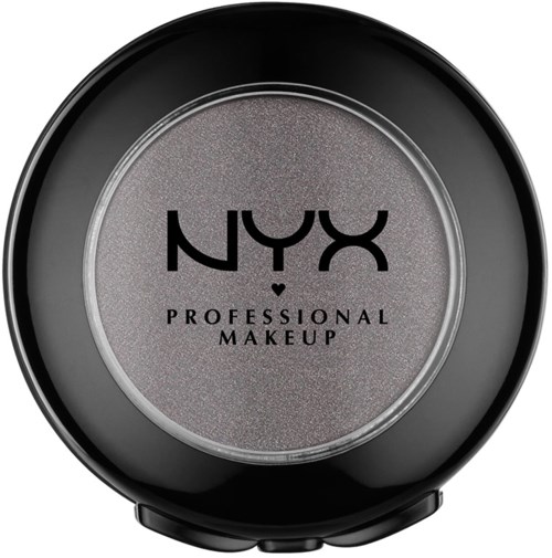 Ett runt brev av NYX Professional Makeup med grå ögonskugga inuti. Ordet 'NYX' och 'Professional Makeup' står på locket.