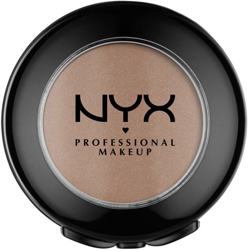 En liten compact med beige smink inuti, märkt 'NYX PROFESSIONAL MAKEUP' med svart text. Den har ett svart lock.