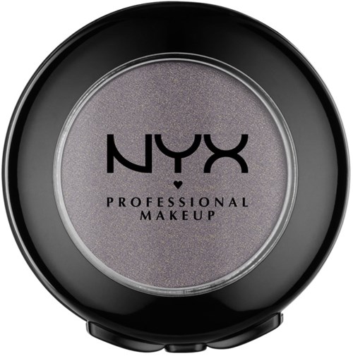 En rund makeup-behållare med lila ögonskugga inuti, svart lock med NYX-logga, text säger 'Professional Makeup.'