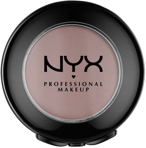En rund makeupkompakt med rouge inuti, märkt 'NYX Professional Makeup' i svart text.