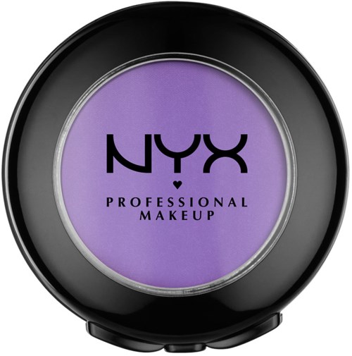 En lila ögonskuggaskål med svart ytterlock, märkt 'NYX PROFESSIONAL MAKEUP' med en liten hjärtfigur.