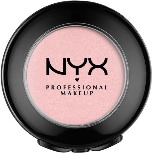 Ett runt rougeemballage med rosa nyans och svart lock, visar NYX Professional Makeup-loggan på toppen.