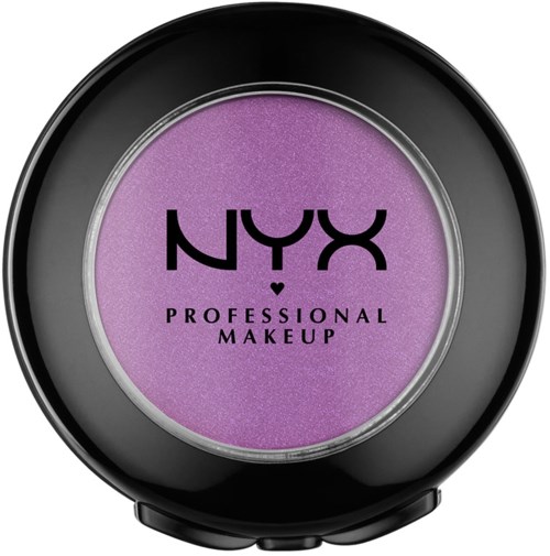 Ett runt lila ögonskuggslock med svart utsida, märkt 'NYX Professional Makeup' och en liten hjärt symbol.