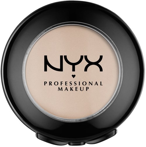 Ett runt förpackning av NYX professionell makeup med beige puder inuti och svart branding upptill.