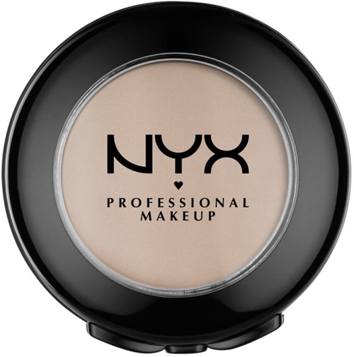 En rund sminkkompakt med beige puder inuti, märkt NYX Professional Makeup-logga i svart.
