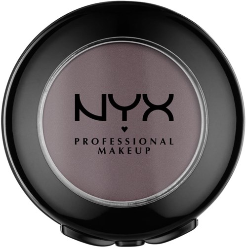 En rund makeupkompakt med gråaktigt puder inuti, märkt 'NYX PROFESSIONAL MAKEUP' i svarta bokstäver.