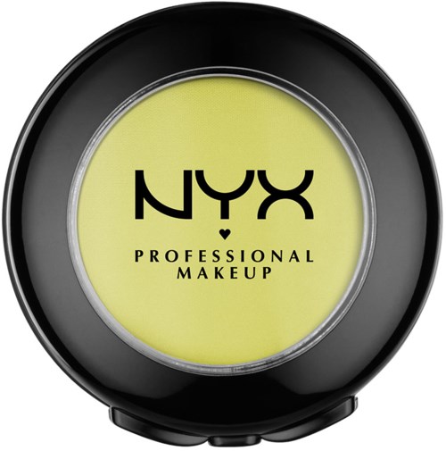 En rund behållare från NYX Professional Makeup med gul nyans, svart lock och logga på toppen.
