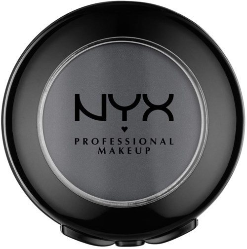 Ett runt grått makeup-etikett med 'NYX PROFESSIONAL MAKEUP' skrivet i svarta bokstäver.
