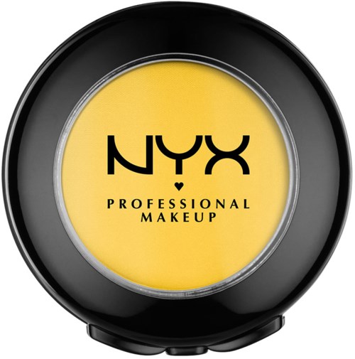 En rund behållare med gult smink, märkt 'NYX Professional Makeup,' i svart förpackning. Logotypen är tydlig.