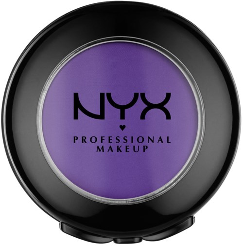 En rund makeupbehållare med lila lock, märkt NYX Professional Makeup i svart text.