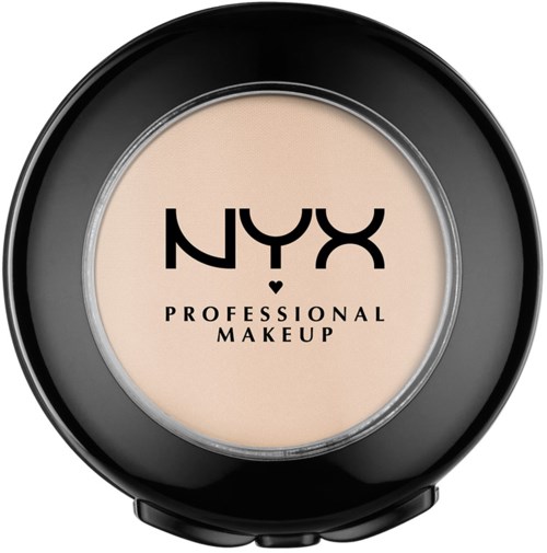 En kompakt, rund makeup-behållare med ett genomskinligt lock, visar en ljusbeige produkt inuti, märkt NYX Professional Makeup.