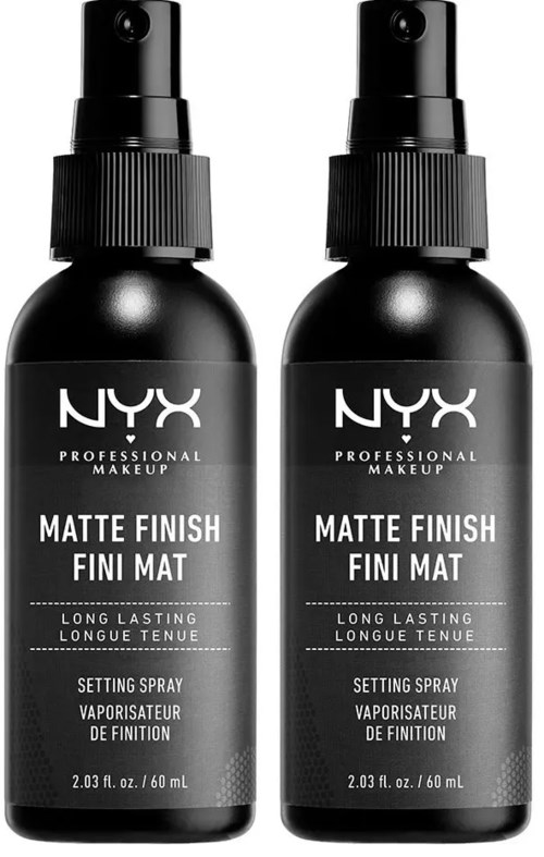Två svarta flaskor av NYX matt finish setting spray med sprayhuvuden, märkta för hållbart smink.