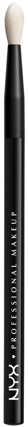En sort makeup-børste med teksten "NYX PROFESSIONAL MAKEUP" skrevet på den. Børsten har en hvid spids.