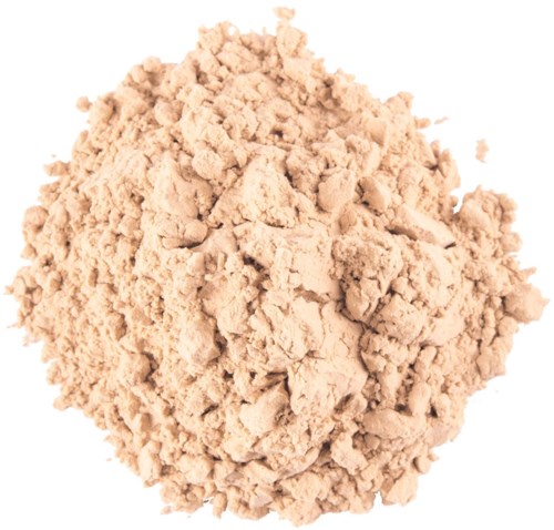 En hög av beige pulver eller smulor på en vit bakgrund.