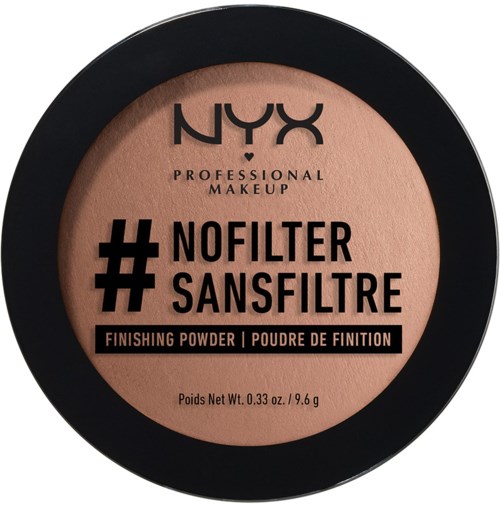 Eine runde Verpackung von NYX Finishierpuder mit beigem Puder innen, schwarzer Deckel und Produktinformationen auf dem Etikett.