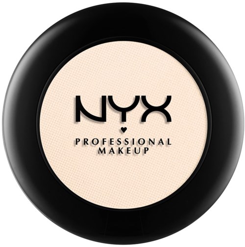 En rund makeup-produkt med svart kant, märkt "NYX PROfessionell MAKEUP" i svarta bokstäver på en beige bakgrund.