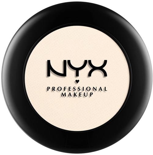 En rund NYX Professional Makeup-logga med svart text och ett litet hjärta på en ljus bakgrund.