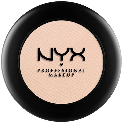 En rund makeupbehållare med svart lock, visar NYX Professional Makeup-loggan och beige puder inuti.