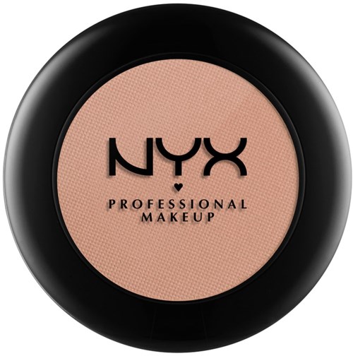 En rund NYX Professional Makeup puderförpackning med ljusbeige pulver inuti.