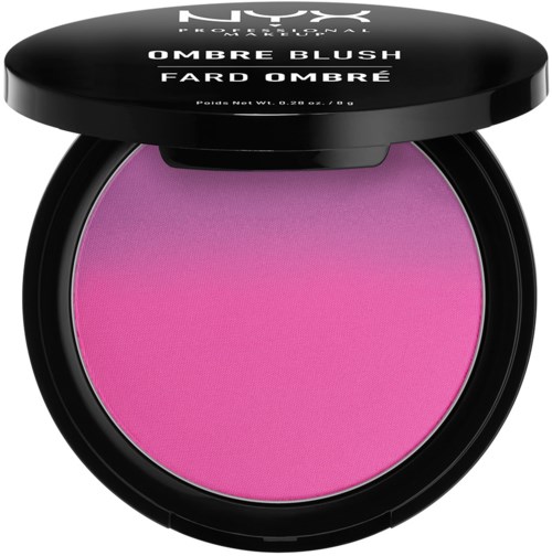 En rund kompakt med lys rosa blush inni, og et svart lokk med hvit og grå tekst.