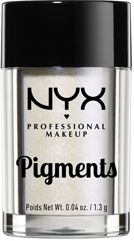 Ett tydligt behållare med skimrande vit makeuppigment och svart lock, märkt NYX Professional Makeup Pigments.
