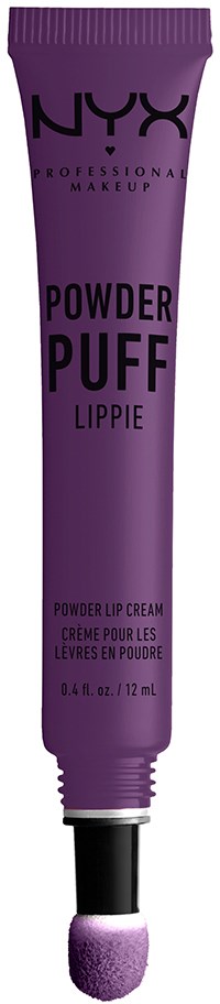 En lila tub av NYX Powder Puff Lippie, en puderläppkräm, med en svampapplikator. Text på tuben beskriver produkten.