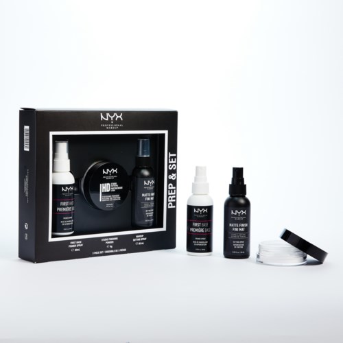 Ein NYX Make-up-Set mit Flaschen, Gläsern und einem kleinen Behälter, alles in Schwarz-Weiß-Verpackung.