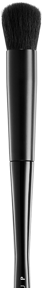 En svart makeup-borste med mjuka borst och ett slankt handtag mot en mörk bakgrund.