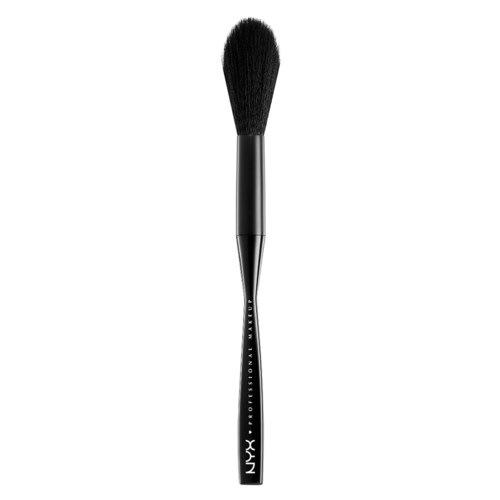 En stor, fluffig svart sminkborste med ett elegant handtag och NYX-loggan på.