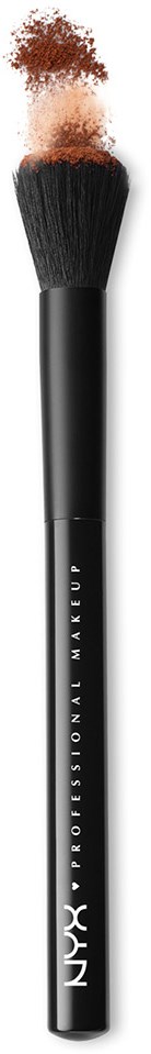 En makeup-børste med brunt puddersløs ovenfor, mod en sort baggrund.
