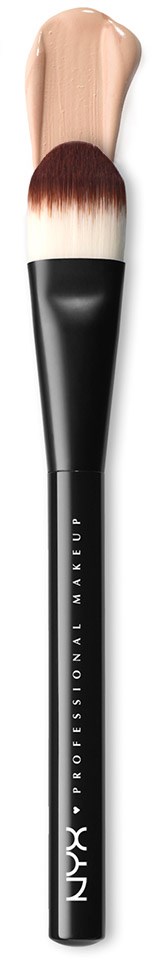 En makeup-børste med sort håndtag, hvide og brune børster, og beige creme på børsteenden.